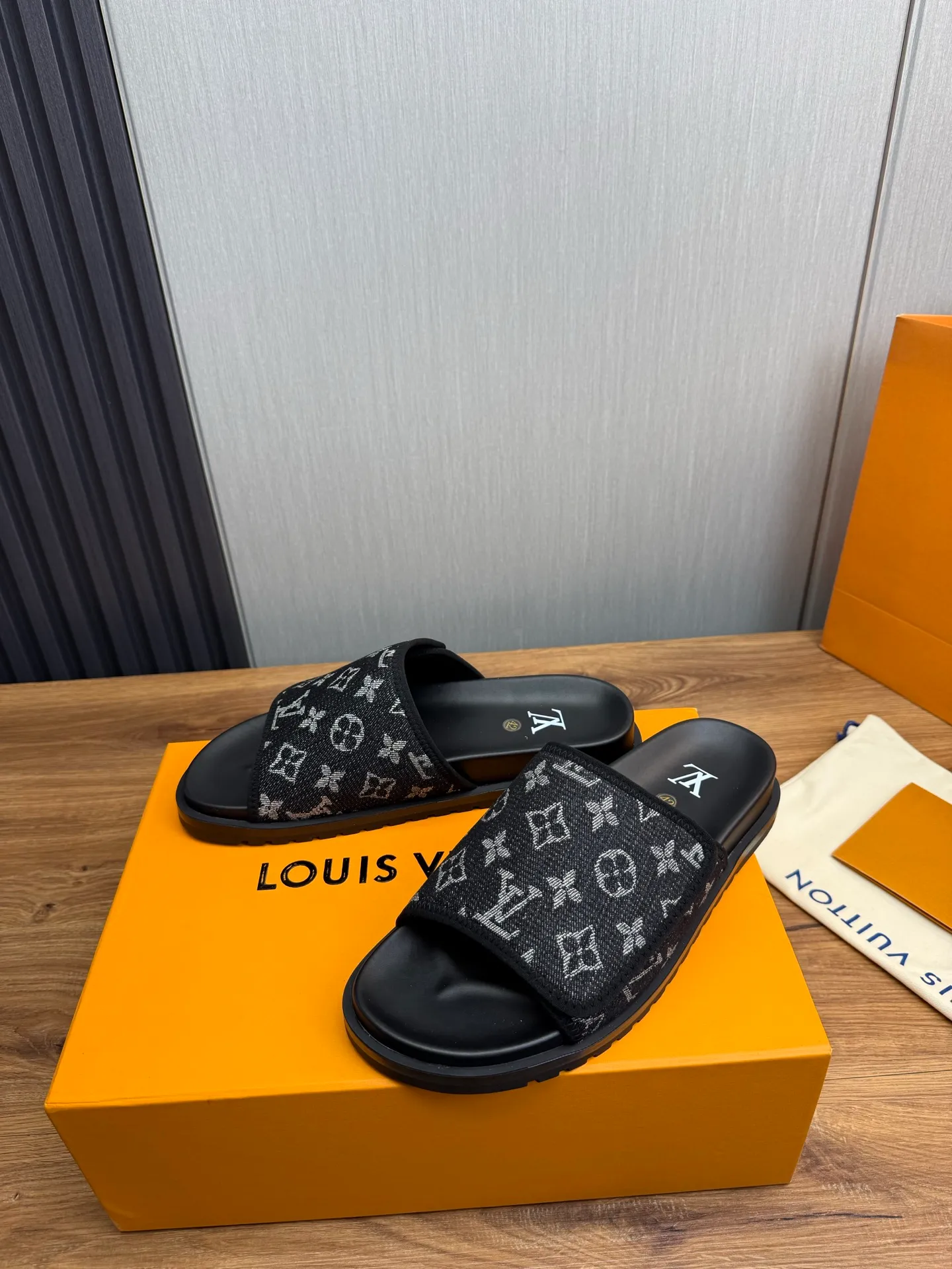 Men's shoes 💰320💰 Lv. hot selling men's slippers 🔥 🩴Official website one to one production 38-45 sizes 45 46 🉑️Customized!